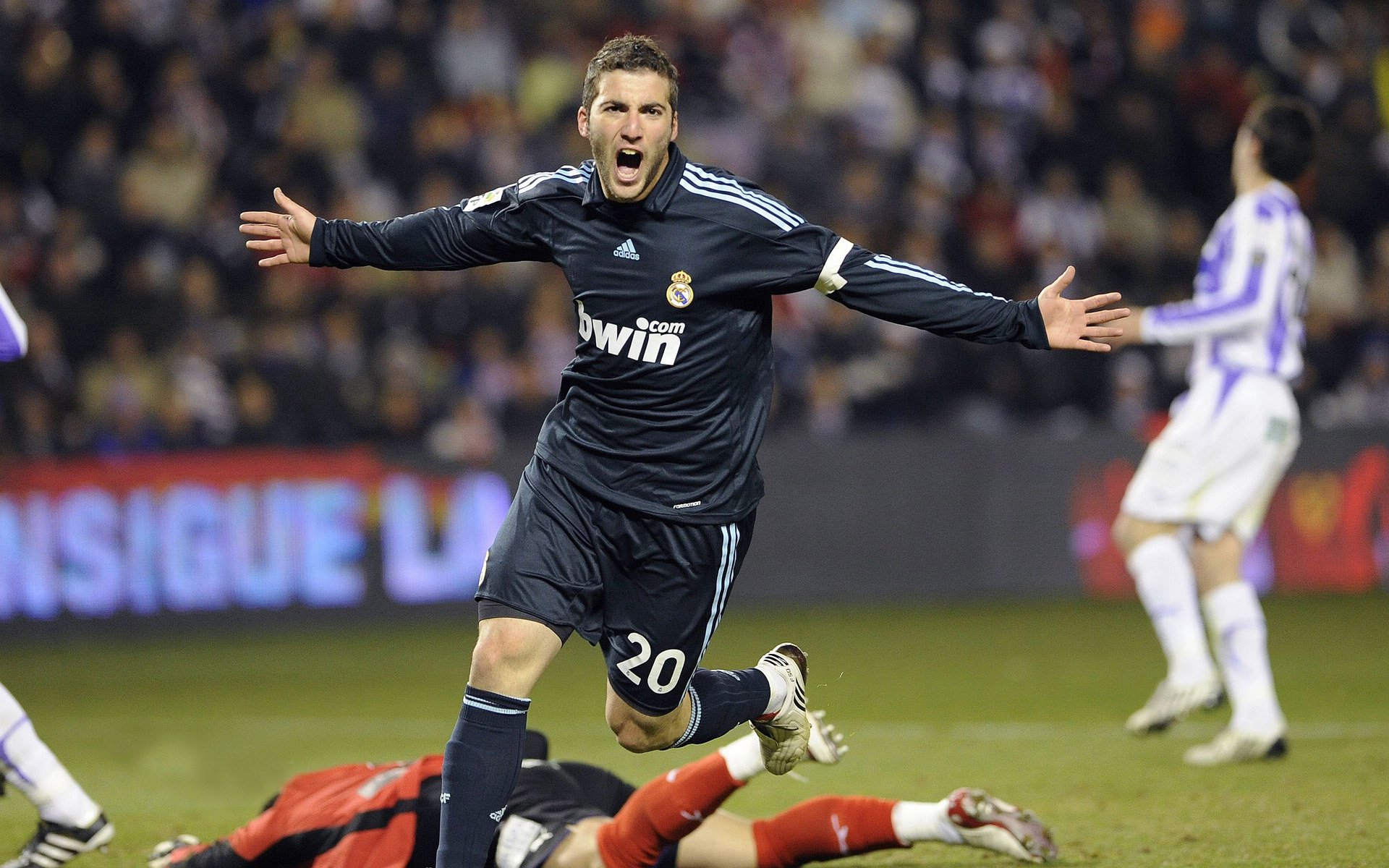 雷霆万钧，F1新赛季揭幕战，如何像雷霆击溃太阳般颠覆格局