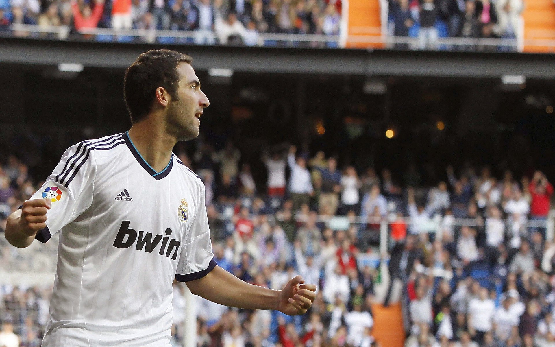 南美风暴与欧洲王者的碰撞，当智利力克希腊，本泽马统治全场